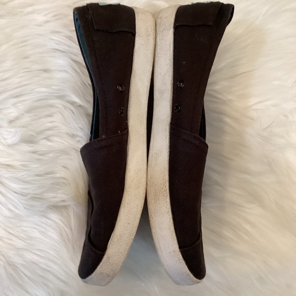 Tom’s slip on shoe Woman’s 7.5 black with white soles slightly used - Picture 14 of 16
